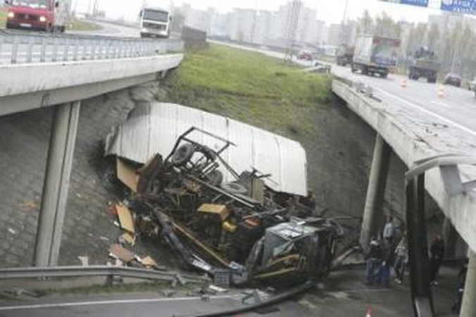 Aukštis: sunkvežimis krito iš maždaug aštuonių metrų.