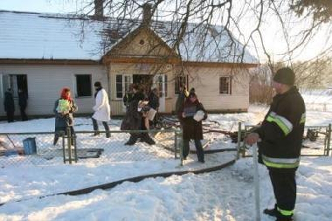 Sujudo: į degančią mokyklą atskubėję mokytojai puolė gelbėti turto.