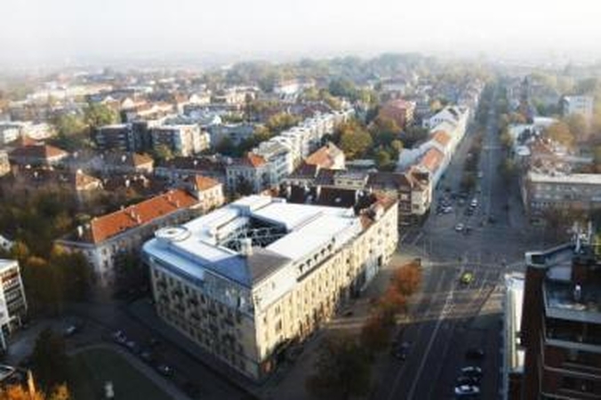 Vėsu: vakar rytą klaipėdiečiai jau galėjo išvysti šaltuko nubalintus pastatų stogus.