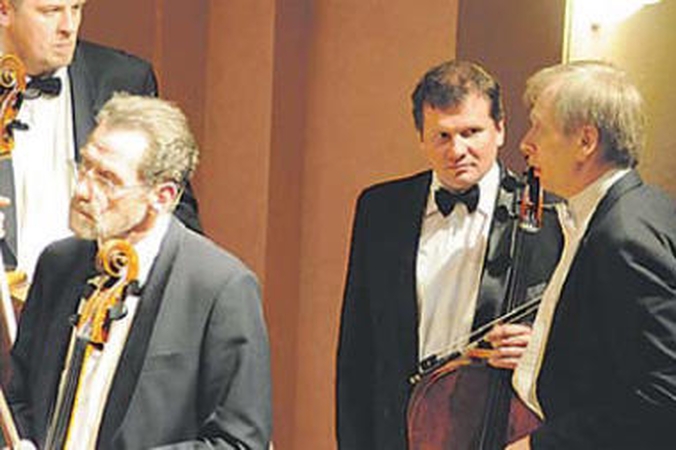 Staigmena: supratęs, kad violončelininkas yra neblaivus, maestro G.Rinkevičius (dešinėje) buvo šokiruotas.