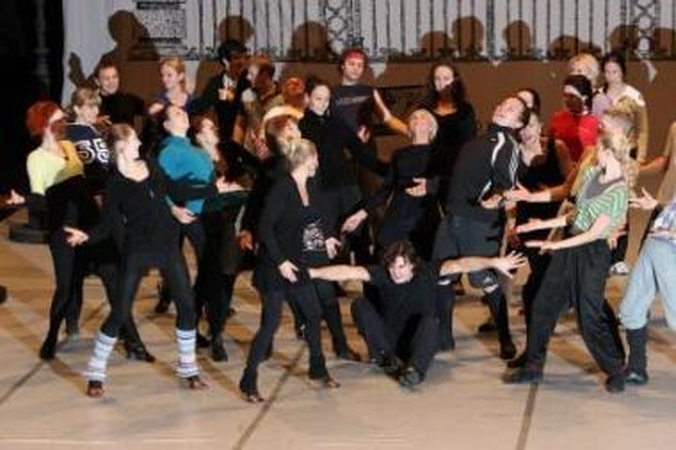 Komanda: pagrindinius vaidmenis spektaklyje kuriantys N.Juška ir J.Vitkutė (centre), kostiumų dailininkė M.Rubavičiūtė, choreografai G.Visockis (kairėje) ir D.Bervingis (dešinėje) –...