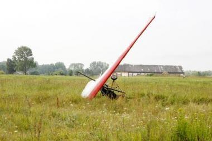 Nelaimė: nuo smūgio keliose vietose lūžo skraidyklės rėmas.