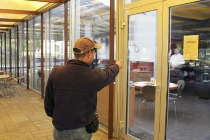 Išgąsdino: per restorano atsarginio išėjimo duris pasprukęs portugalas slepia savo veidą, nes bijo, kad jo neatpažintų ginkluoti lietuviai.