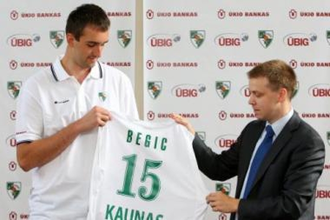 Naujokas: "Žalgirio" direktorius P.Motiejūnas M.Begičiui įteikė komandos marškinėlius.