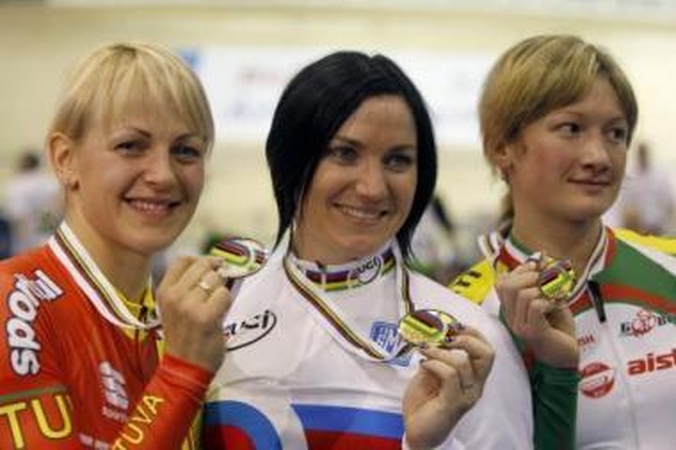 Medalininkės: S.Krupeckaitei (kairėje) – pasaulio čempionato sidabras, A.Meares (viduryje) – auksas, O.Panarinai – bronza.