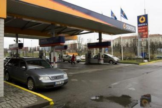Įkandin: jau tapo įprasta, kad degalinės į didmeninių kainų šuolį reaguoja žaibiškai.