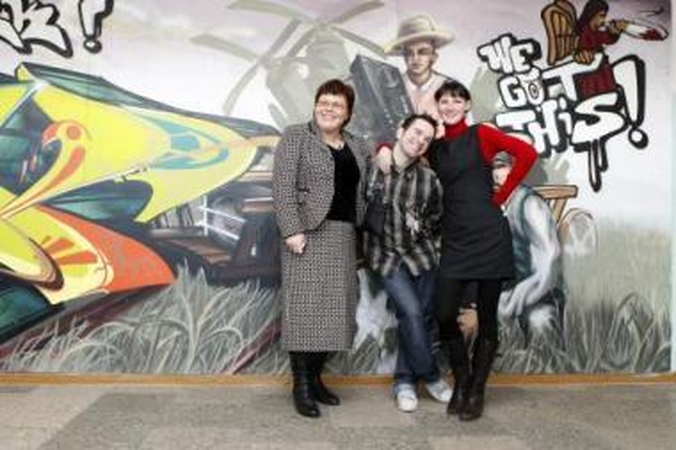 Kolektyvas: centrui atstovaujantys V.Jokubynaitė, J. Ašmonas ir Z.Brazauskienė nestokoja gero humoro ir mokėjimo bendrauti.