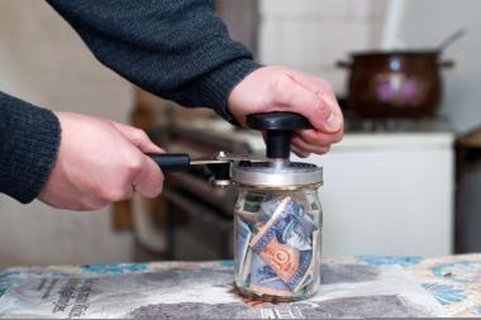 Šilutės r. pavogtas stiklainis su 15 tūkst. litų