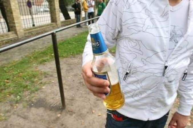 Įpročiai: visas progas švęsti su alkoholiu rankose jaunimui darosi savaime suprantama.