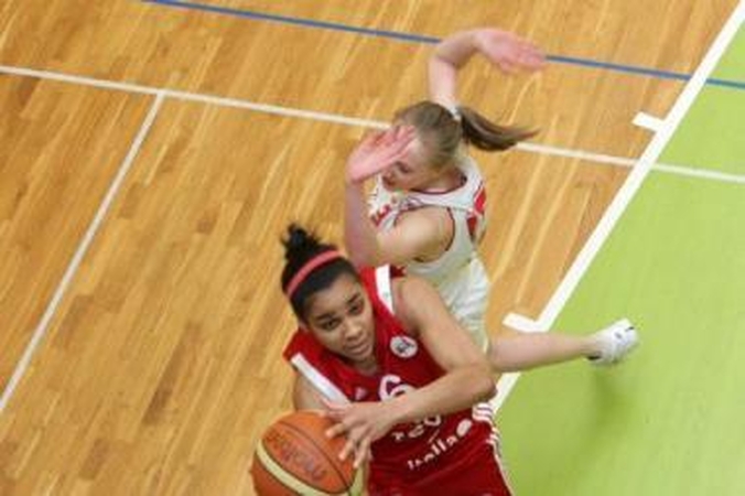 Amerikietė: per abejas pusfinalio rungtynes Kauno ekipai daug rūpesčių kėlė TEO legionierė L.Harding (su kamuoliu).