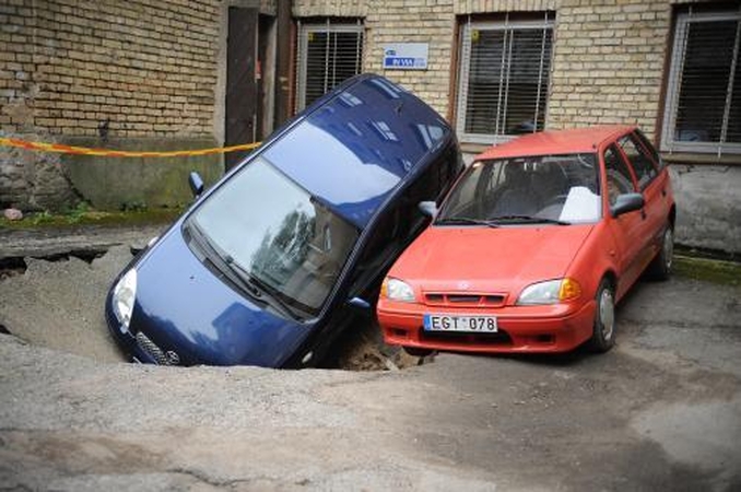 Duobė Vilniaus centre prarijo du automobilius