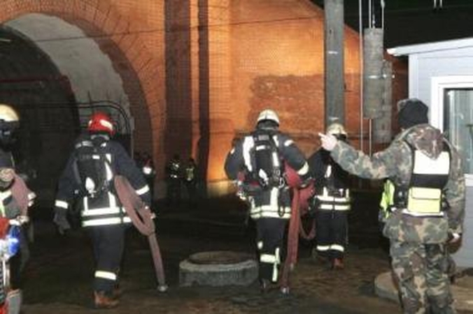 Šturmas: ugniagesiai gelbėtojai rengiasi žengti į tunelį, kuriame kilo tariamas gaisras.