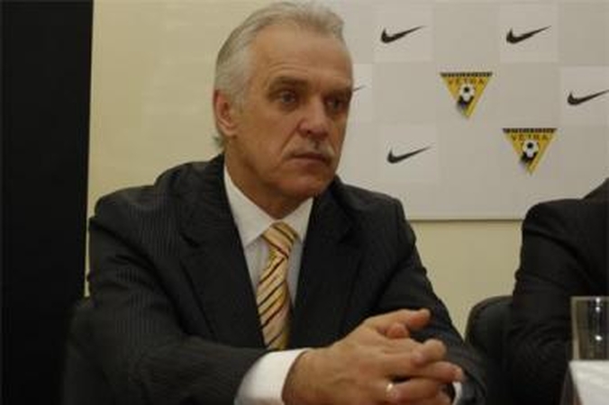 Realybė: "Vėtros" futbolininkai (geltoni marškinėliai) dėl čempionų titulo su Panevėžio "Ekranu" grūmėsi tuščiais skrandžiais.