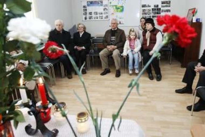 Gedulas: savo Prezidento ir aukštų šalies pareigūnų gedintys Klaipėdos lenkai sekmadienį drauge per televizorių stebėjo Lecho ir Marijos Kaczynskių laidotuvių ceremoniją.