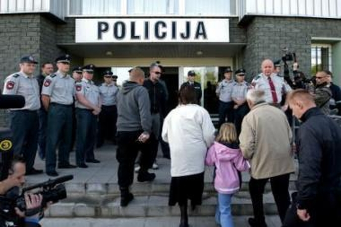 Įkaitė: užvakar pirmą kartą per dvi savaites į susitikimą su mama D.Kedžio dukrą atlydėjo ne tik seneliai, bet ir gausus būrys "gynėjų". Pastarieji žada vaidinti apsaugą ir per...