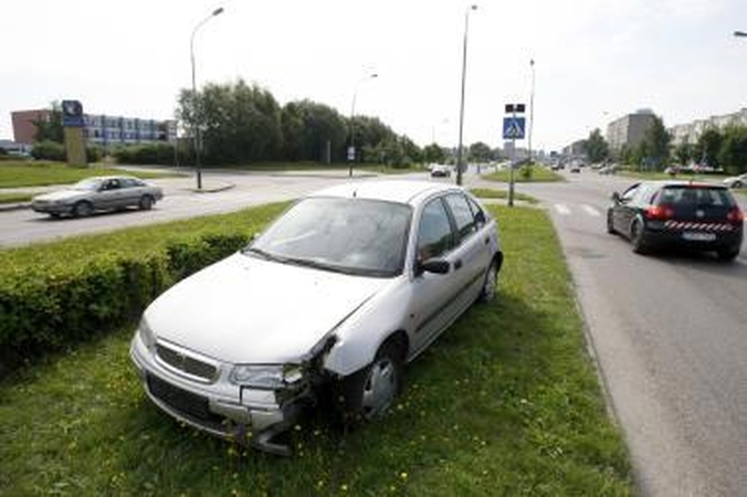 Naujokas: ant žaliosios juostos nublokštą automobilį vairavo pradedantysis vairuotojas.