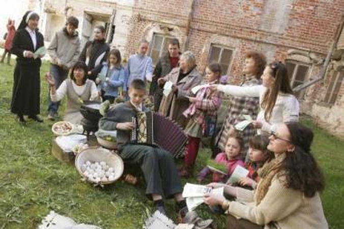 Įprasta: šventėje daugiausiai vaišinamasi salotomis iš pavasarinių žalumynų.