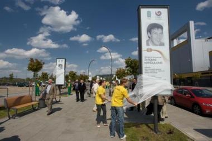 Akimirka: grojant Žirmūnų gimnazijos pučiamųjų orkestro kamerinei grupei, olimpiečiai arba jų artimieji atidengė iki tol po širma slėptus stendus.