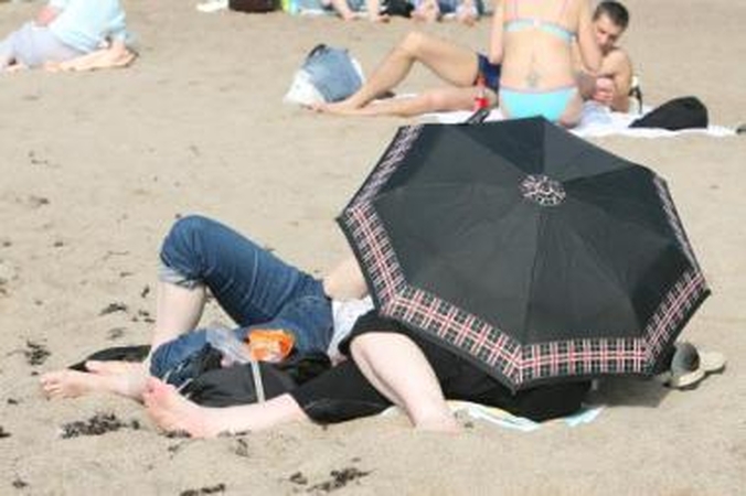 Prognozės: savaitgalį skėčio gali prireikti ne nuo saulės, o nuo lietaus.