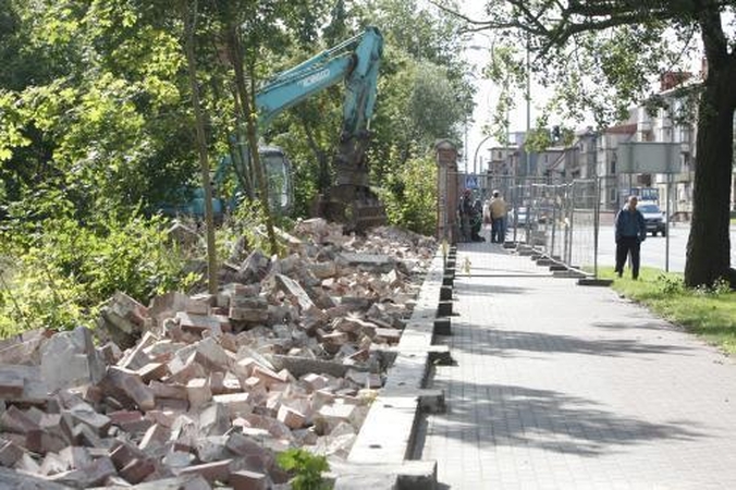 Universitetas vaduojasi nuo sienų