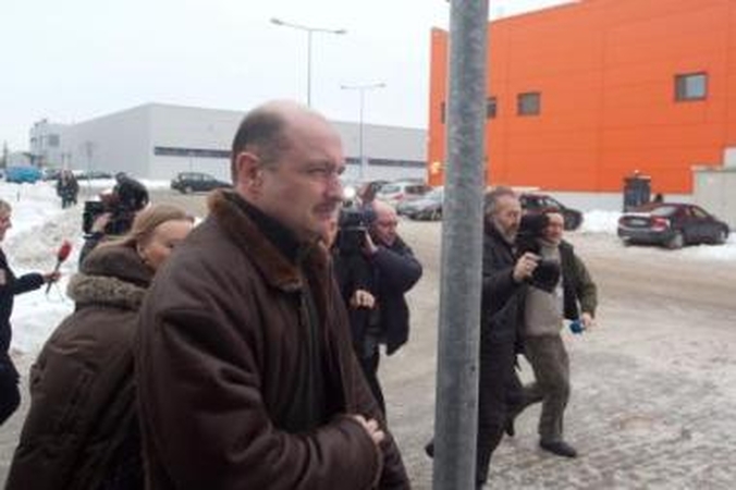 Laisvas: teismo salėje paleistam A.Skikui teks susimokėti baudą, jam net neatimta teisė dirbti valstybės tarnyboje.