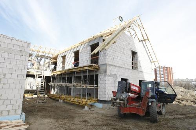 Virš būsimo krizių centro – kazilinių vainikas