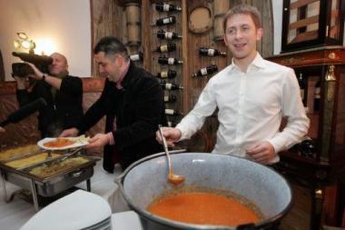 Išmoko: E.Dragūnas paprastai namie mėgsta gaminti vištieną, tačiau restorane išmoko naujų vengriškų receptų.