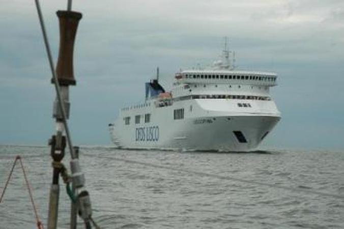 Spūstys: sutrikus oro transportui, keleiviai ir krovinių vežėjai puolė rezervuoti keltų bilietus.