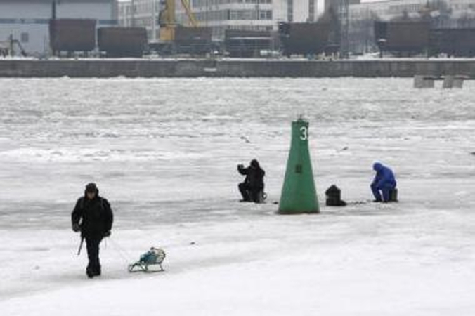 Pavojai: bebaimiai poledinės žūklės mėgėjai įvarė šoką užsienio laivų kapitonams.