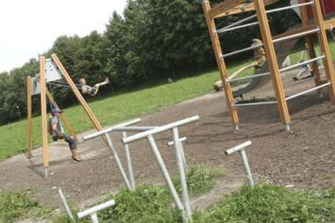 Niokoja: savivaldybės ir verslininkų pastangomis pastatytose žaidimų aikštelėse siautėja chuliganai.