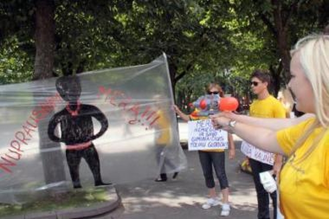 Forma: į mero atvaizdą jaunimas šaudė vandens pistoletais.