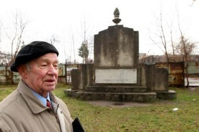 Optimistas: V.Lelešius teigė, kad šio paminklo ir kapinių likimas rūpi ne tik Žemųjų Šančių bendruomenei.