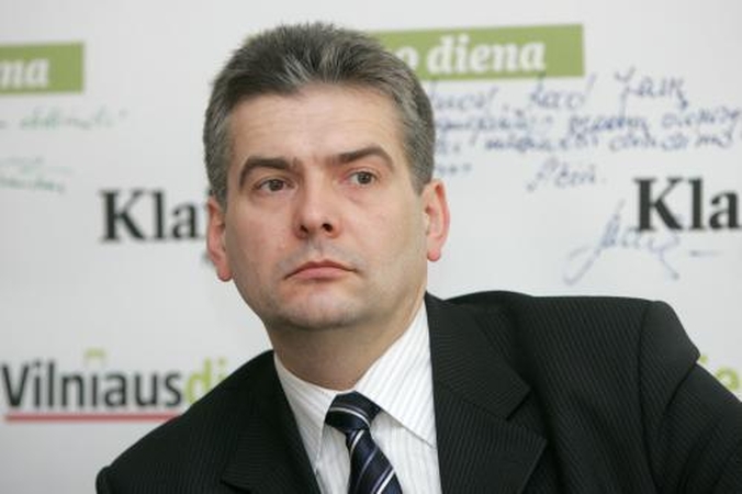 Komisija politikuoja?