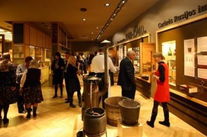 Patrauklu: kai kuriuos eksponatus miesto valdžios atstovai ne tik apžiūrinėjo, bet ir ragavo.