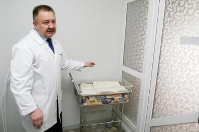 Pradžia: pamestą kūdikį priglausiantis lopšys jau stovi savo nuolatinėje vietoje.