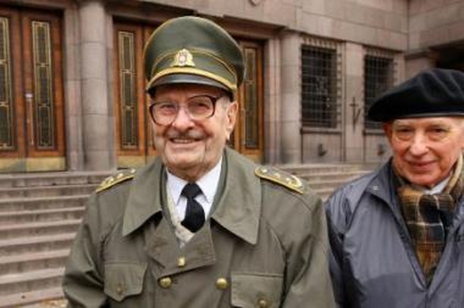 Šventėn: P.Narinkevičių (kairėje) iš Kauno karininkų ramovės palydėjo Lietuvos atsargos karininkų sąjungos pirmininkas dm. kpt. Aleksandras Dagys.