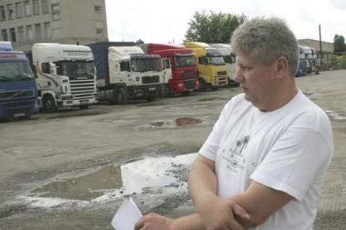 Laukia: dėl įsigaliojusios naujovės Kauno teritorinėje muitinėje užsibuvo daugiau nei dešimt sunkvežimių.
