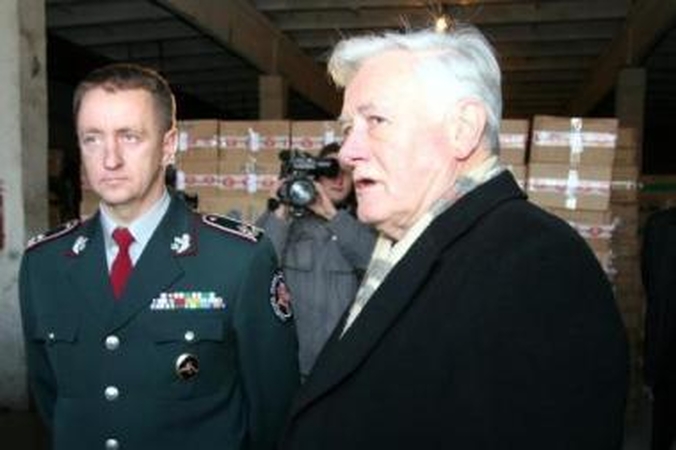 Sargai: vagystės išvakarėse prezidentui V.Adamkui saugomų cigarečių sandėlį aprodė VSAT generolas Saulius Stripeika.