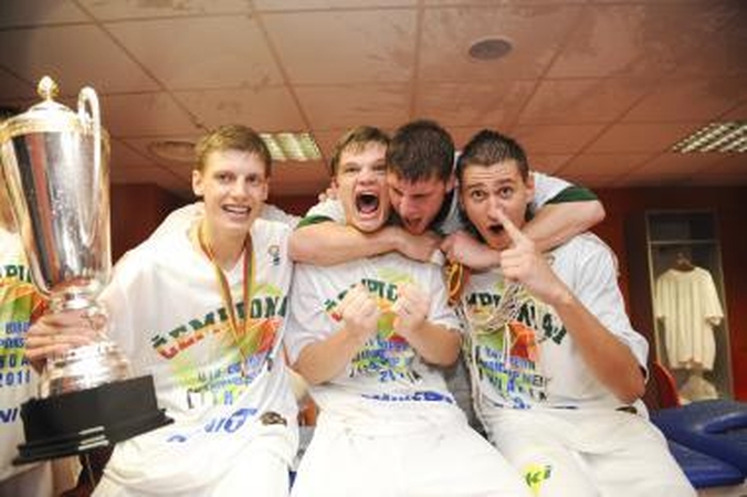 Džiaugsmas: T.Maželis (kairėje) kartu su komandos draugais ilgai džiaugėsi čempionų taure.