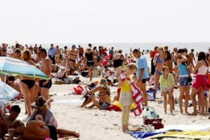 Malonumai: saulėti orai vilioja į paplūdimį.