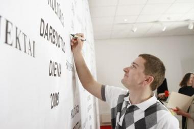 Autografas: M.Tumšys, kaip ir kiti apdovanotieji, pasirašė ant garbės lentos, kuri liks ateities kartoms.