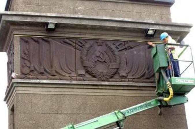 Objektas: sovietinė simbolika ant Vytauto Didžiojo tilto pilonų nestokoja dėmesio.