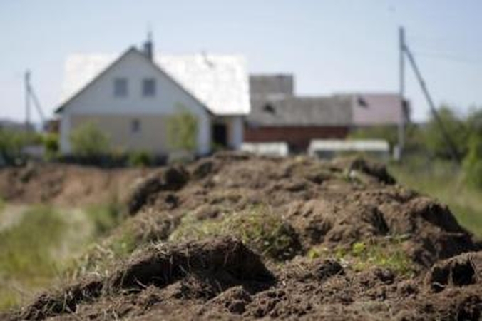 Pabrangs: vėluojantiems mokėti žemės mokestį netrukus reikės dar labiau pakratyti kišenes – už kiekvieną uždelstą dieną jau skaičiuojami 0,05 proc. dydžio delspinigiai.