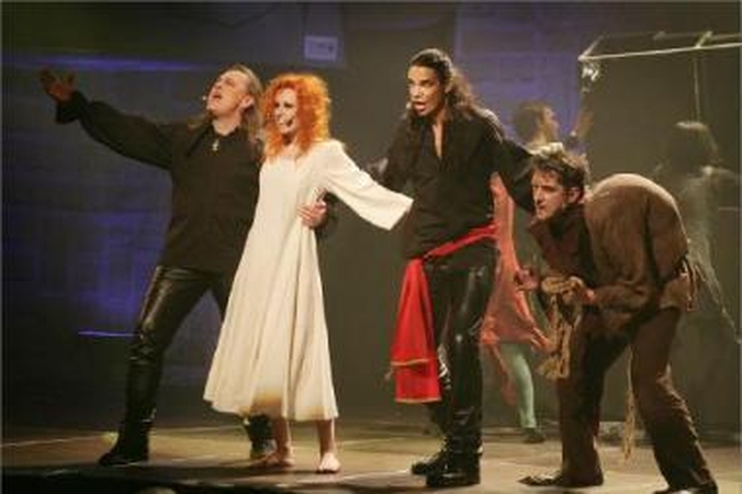 Žvaigždės: pastatytame Vilniaus "Domino" teatre miuzikle "Paryžiaus katedra" dainuoja talentingiausi ir populiariausi Lietuvos atlikėjai.