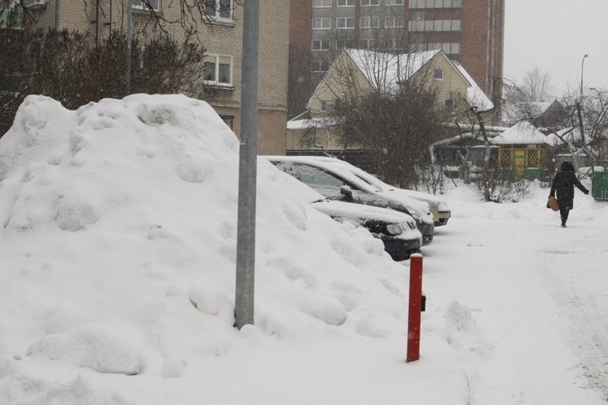 Iš sniego sankaupų vaduojama tik centrinė uostamiesčio dalis  