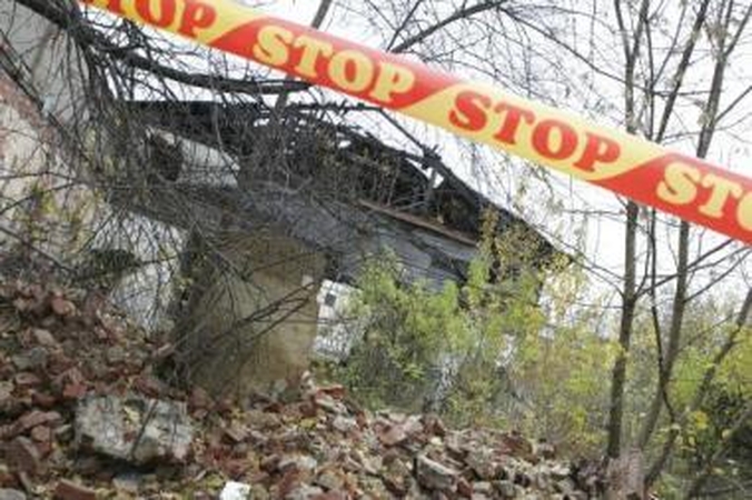 Neliko: dar metų pradžioje pastato savininkai buvo įspėti dėl avarinės būklės sienos, tačiau nieko nedarė.