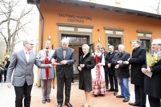 Kitataučiai gavo namus Skulptūrų parke