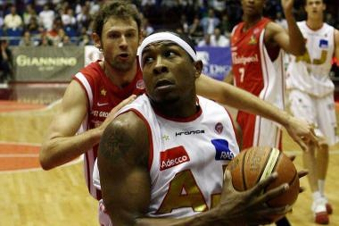 Kauno "Žalgiris" pasirašė sutartį su fiziškai galingu amerikiečiu Travisu Watsonu.