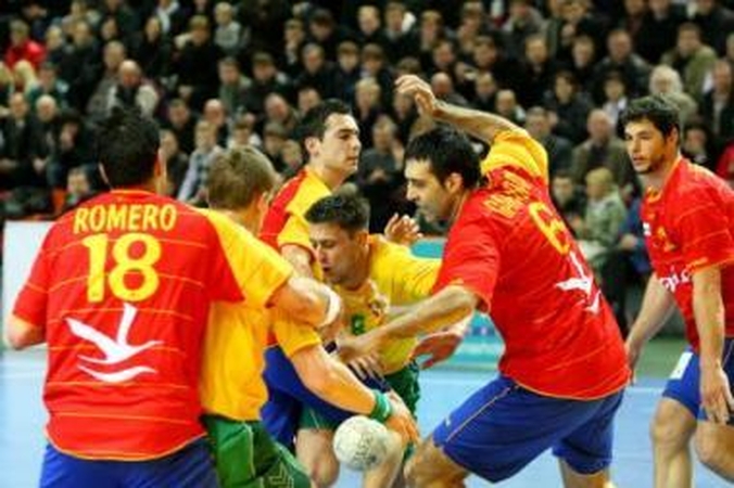 Stipresni: Ispanijos rankininkai (raudoni marškinėliai) įveikė lietuvius Kaune ir savo aikštėje.