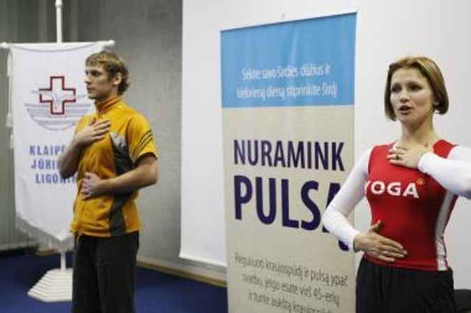 Praktika: jogos užsiėmimus klaipėdiečiai pradėjo nuo bandymo užčiuopti savo pulsą.